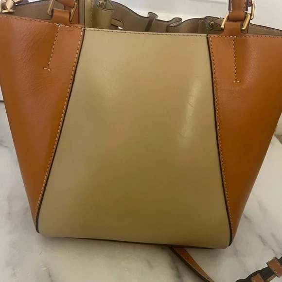 Tory Burch Tri Colored Bucket Bag - Picture 4 of 9